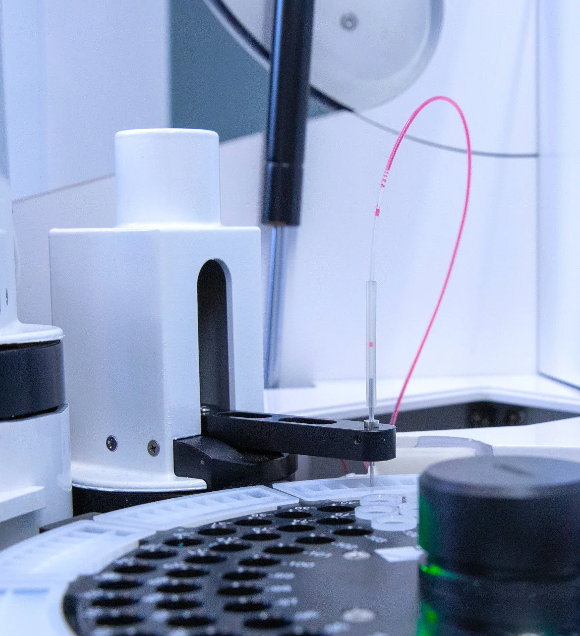 A SEAL Analytical AQ700 discrete analyzer aspirating a colorimetric reaction solution into a 1 mm quartz cuvette flowcell for low-detection measurement of Nitrate+Nitrite.